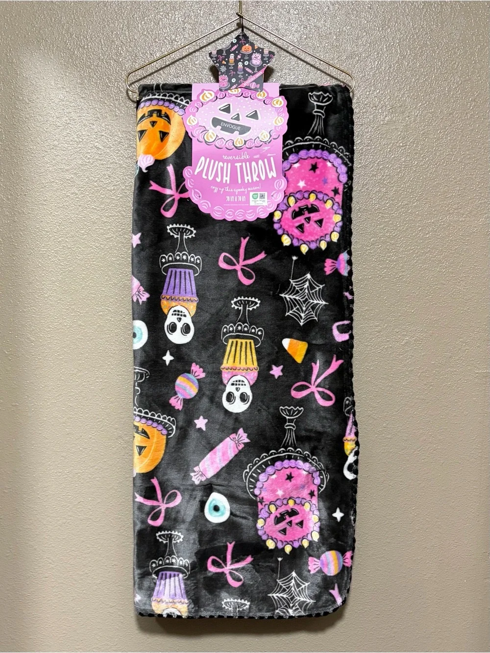 NEW Oversized Halloween Plush Skull Throw Blanket Black and Pink Cozy Fall